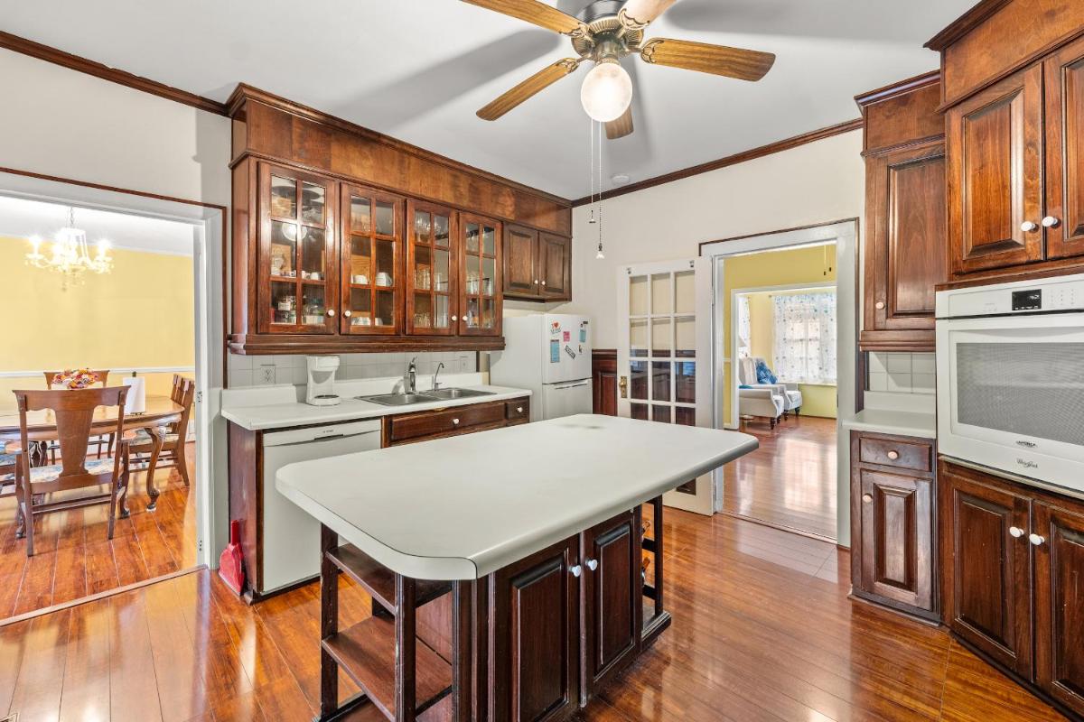 Fully Restored Country Manor - Housity