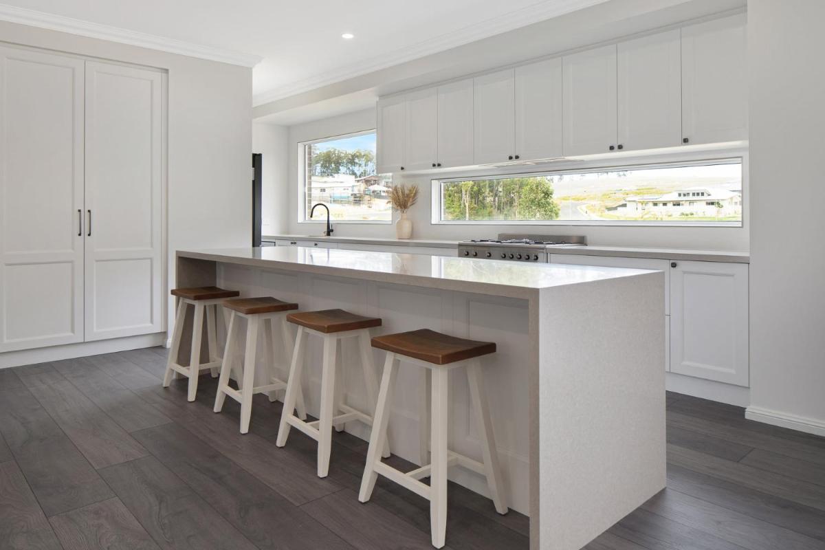 4 bedroom home with theatre room, close to CBD and beaches. - Housity