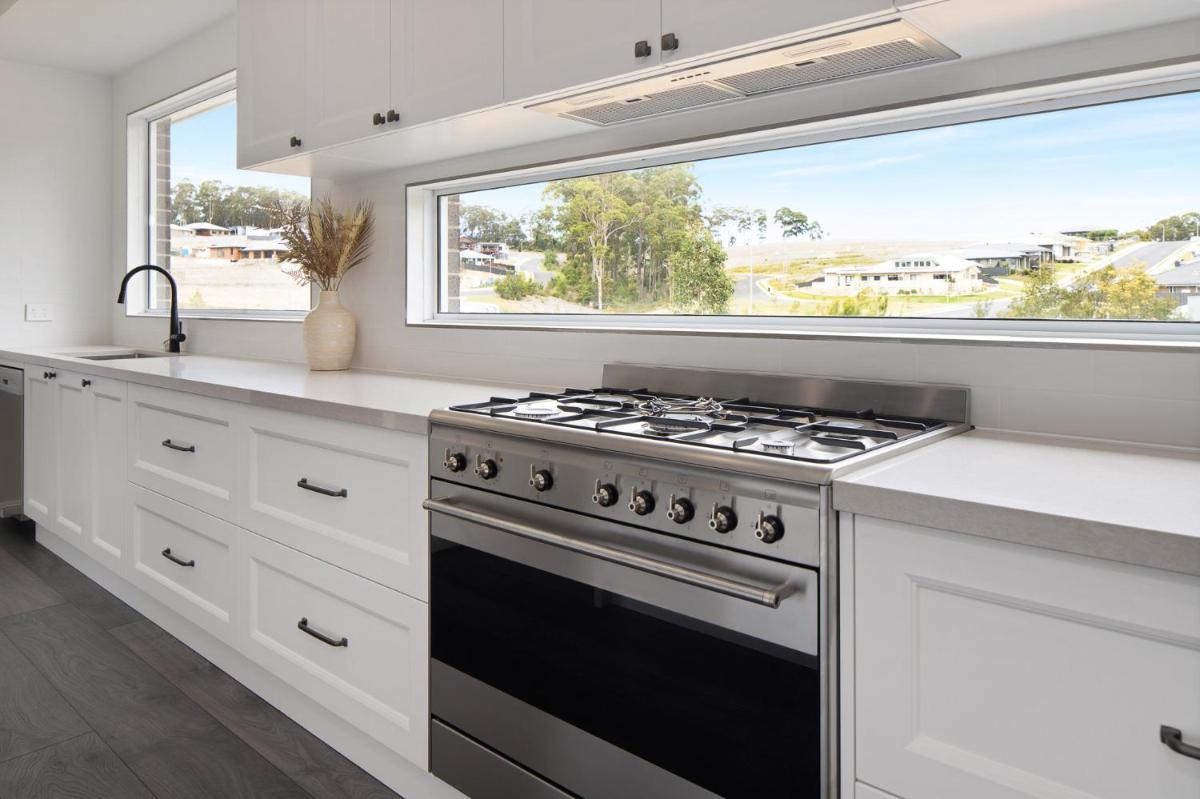 4 bedroom home with theatre room, close to CBD and beaches. - Housity