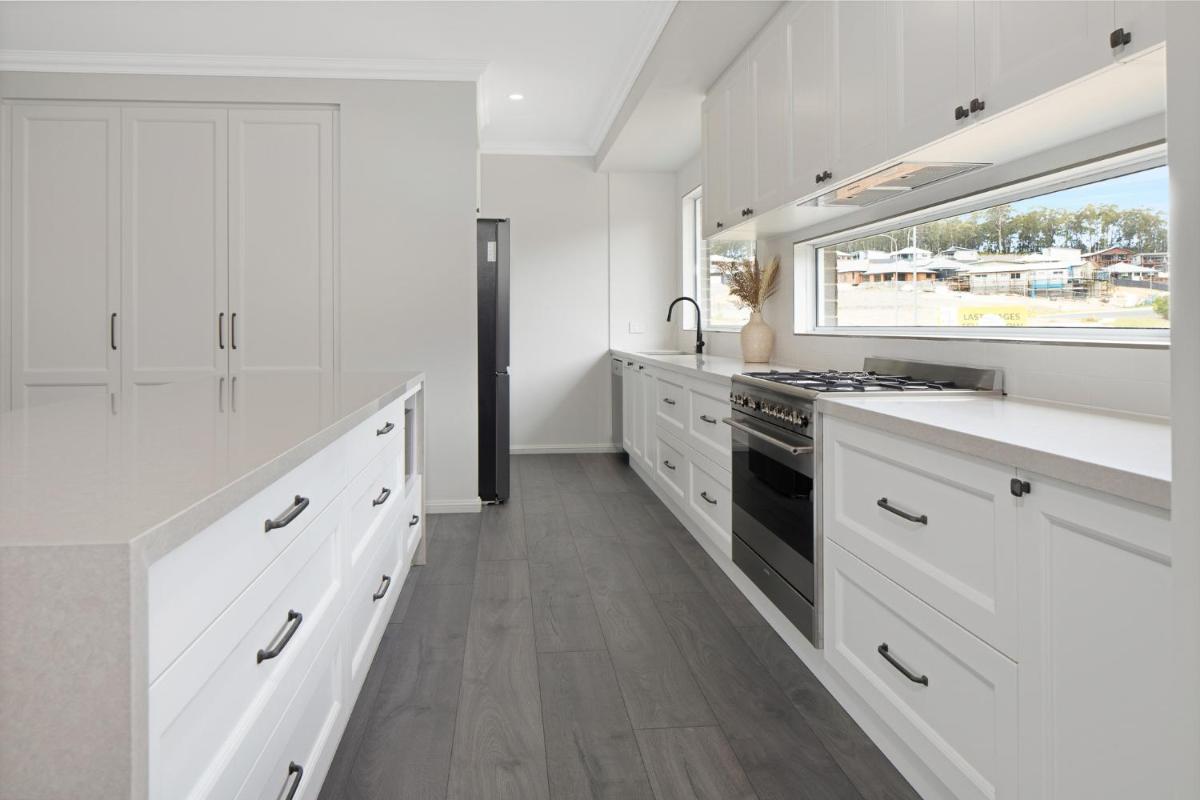 4 bedroom home with theatre room, close to CBD and beaches. - Housity
