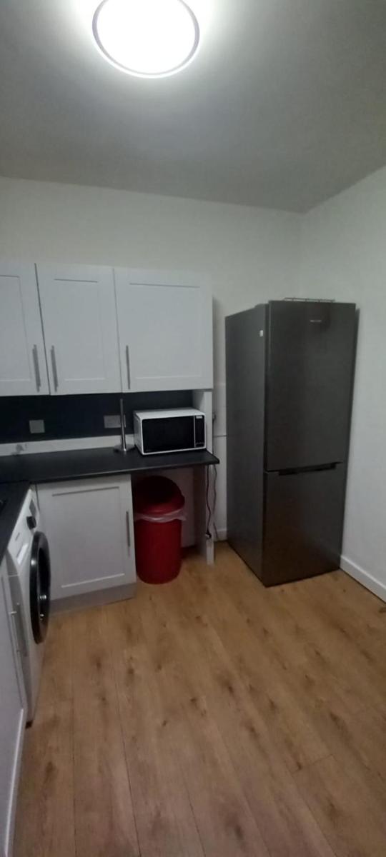 Lovely spacious double beds sleeps 8 - Housity