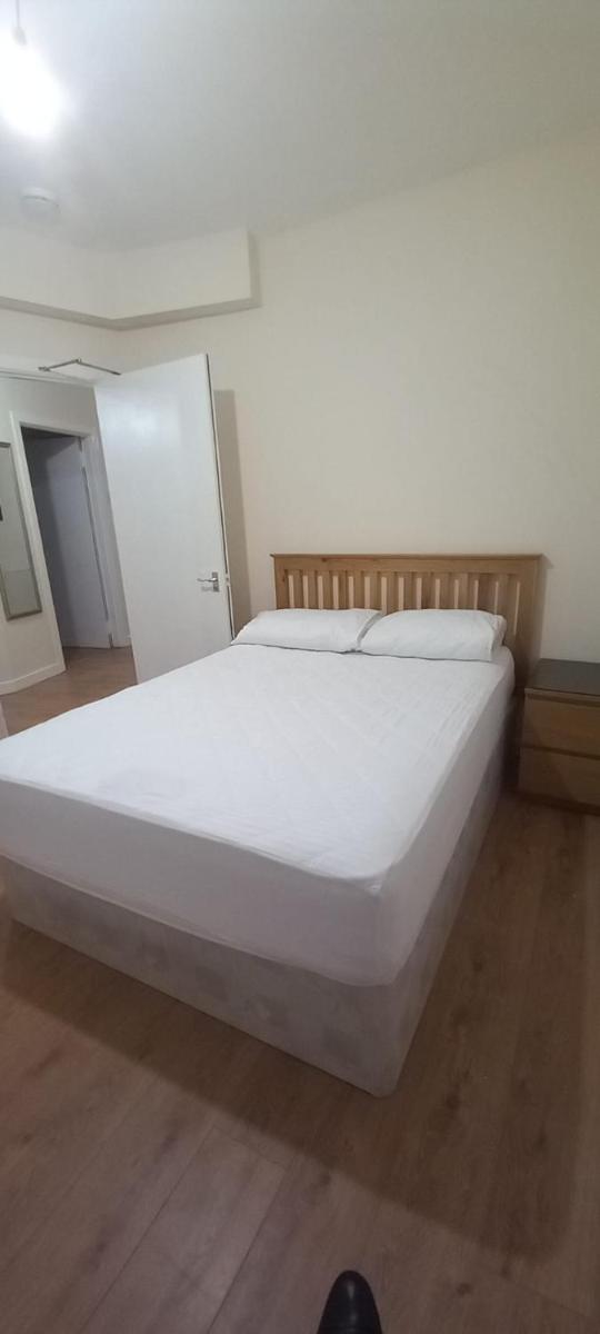 Lovely spacious double beds sleeps 8 - Housity