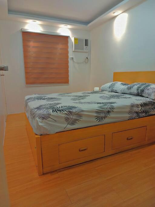 Minamalist Condo Staycation - Housity