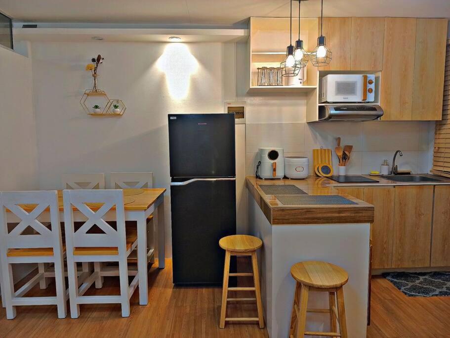 Minamalist Condo Staycation - Housity