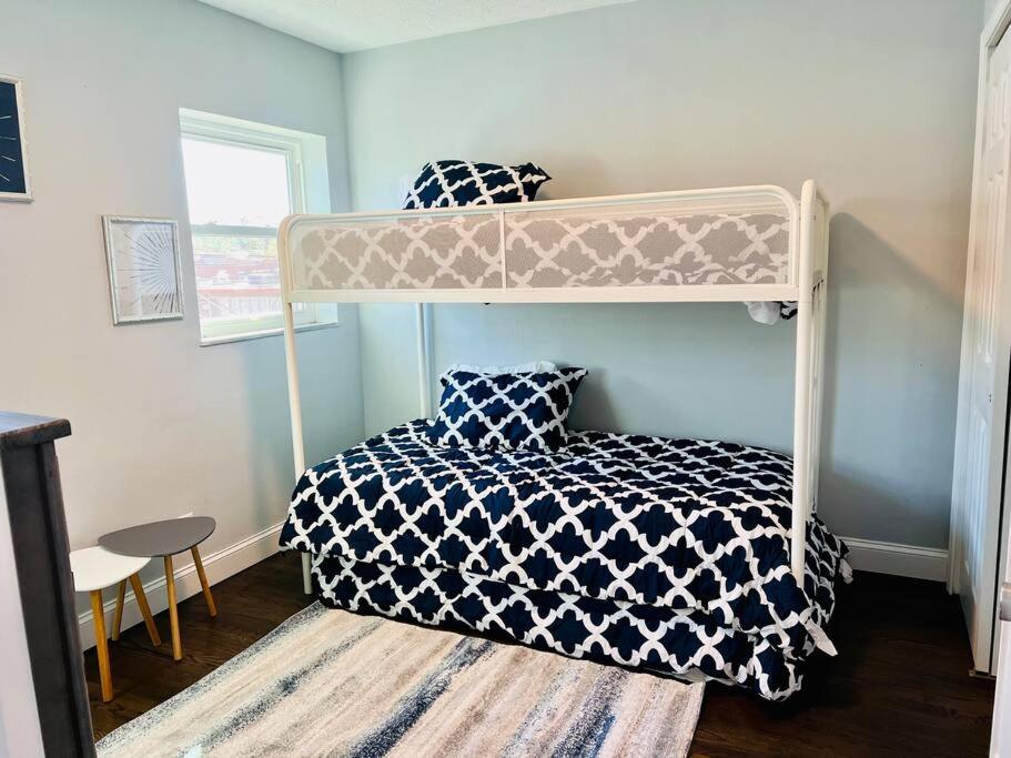 Modern Myers Ave- Sleeps 5 - Housity