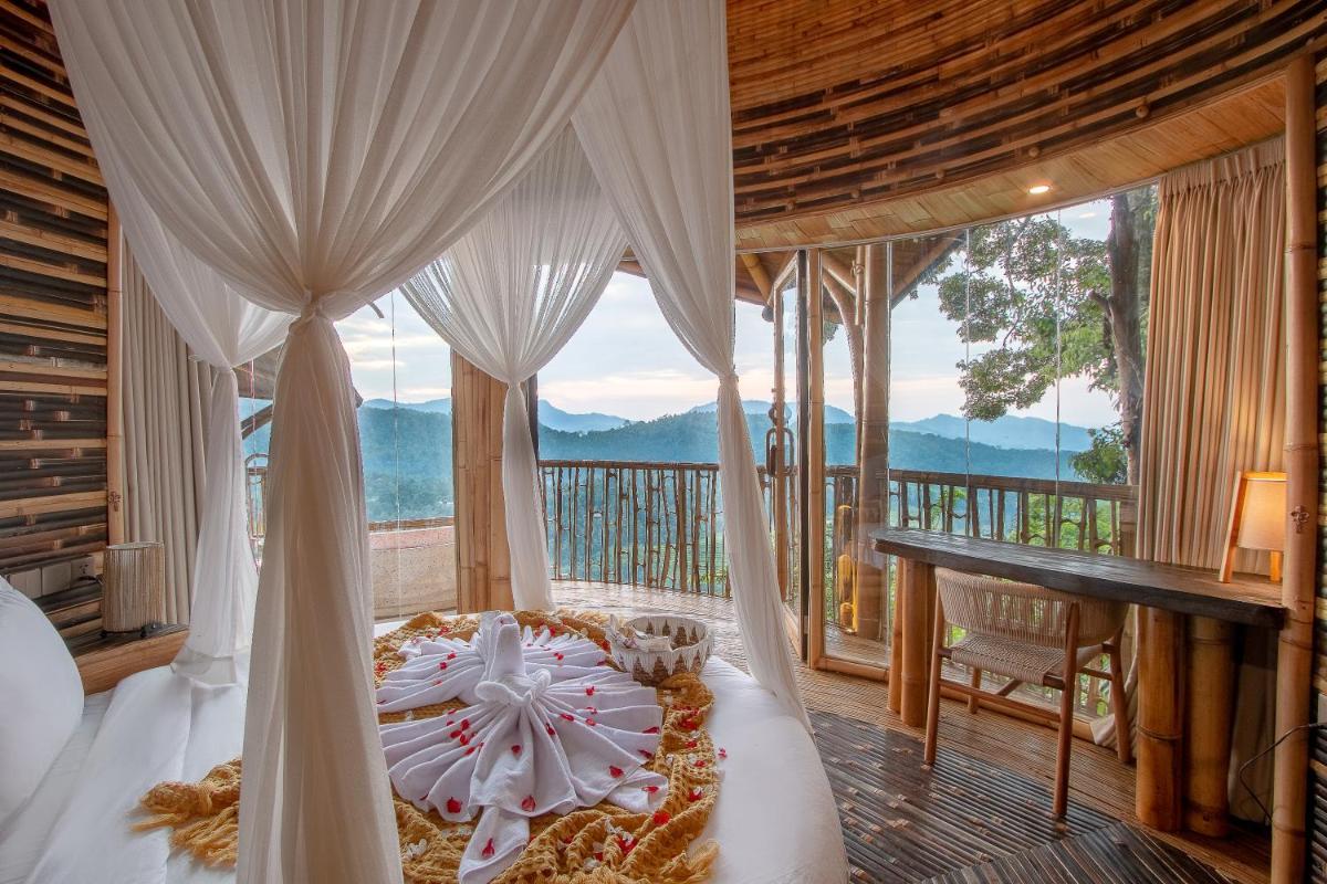 Dreamy Cliffside Bamboo Villa with Pool and View - Housity