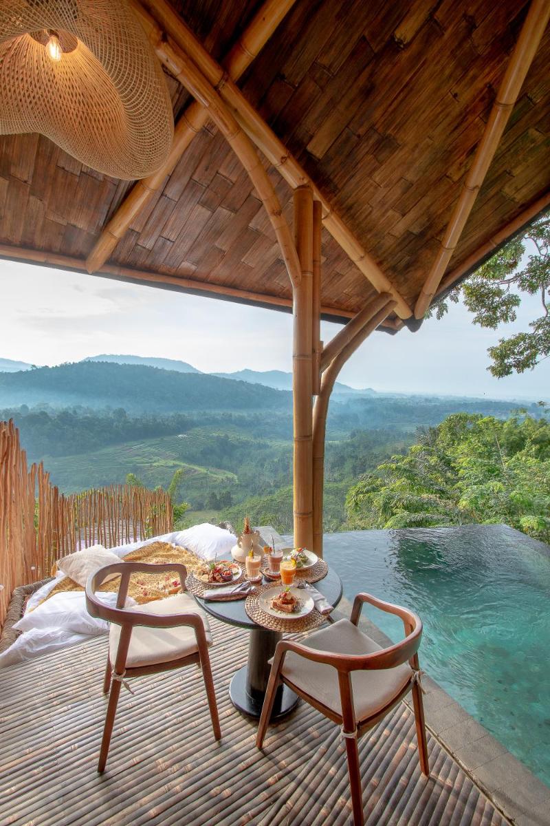 Dreamy Cliffside Bamboo Villa with Pool and View - Housity