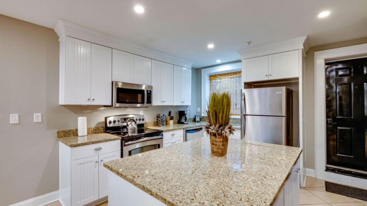 4 Bedroom Beauty Steps from the River - Housity