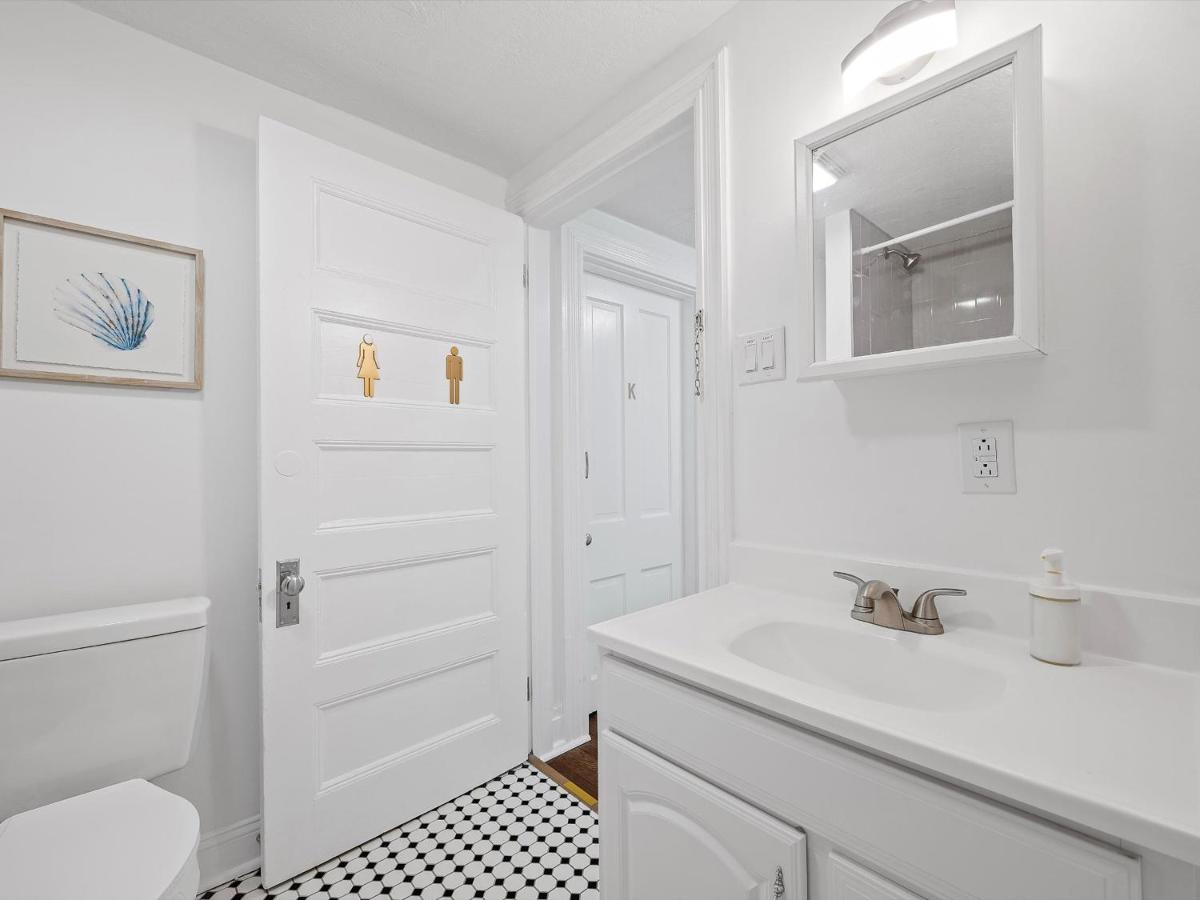 Bloomfield/Shadyside @V Modern and Bright Private Bedroom with Shared Bathroom - Housity
