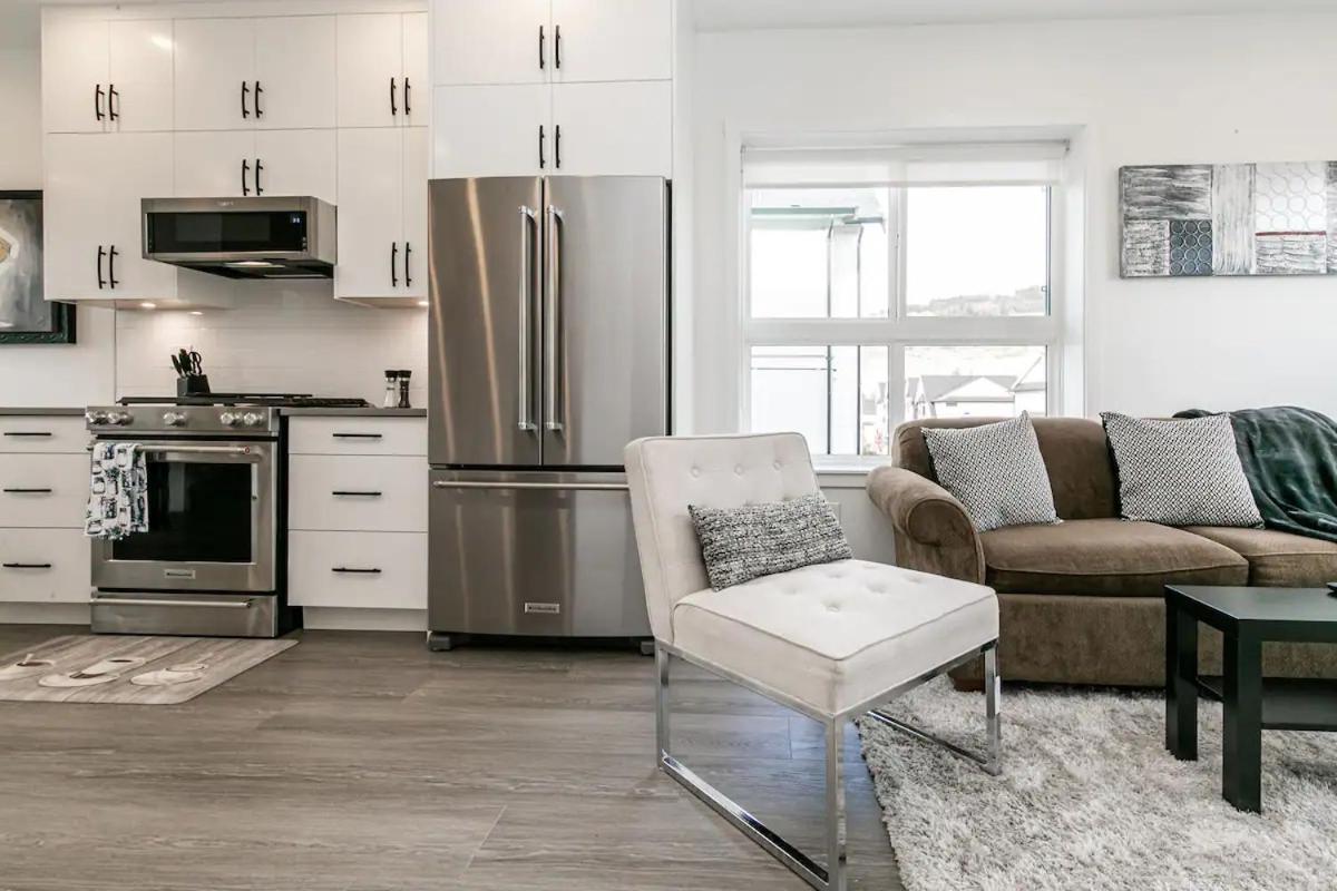 Modern 2BR Townhouse by shoreline of Langford Lake - Housity