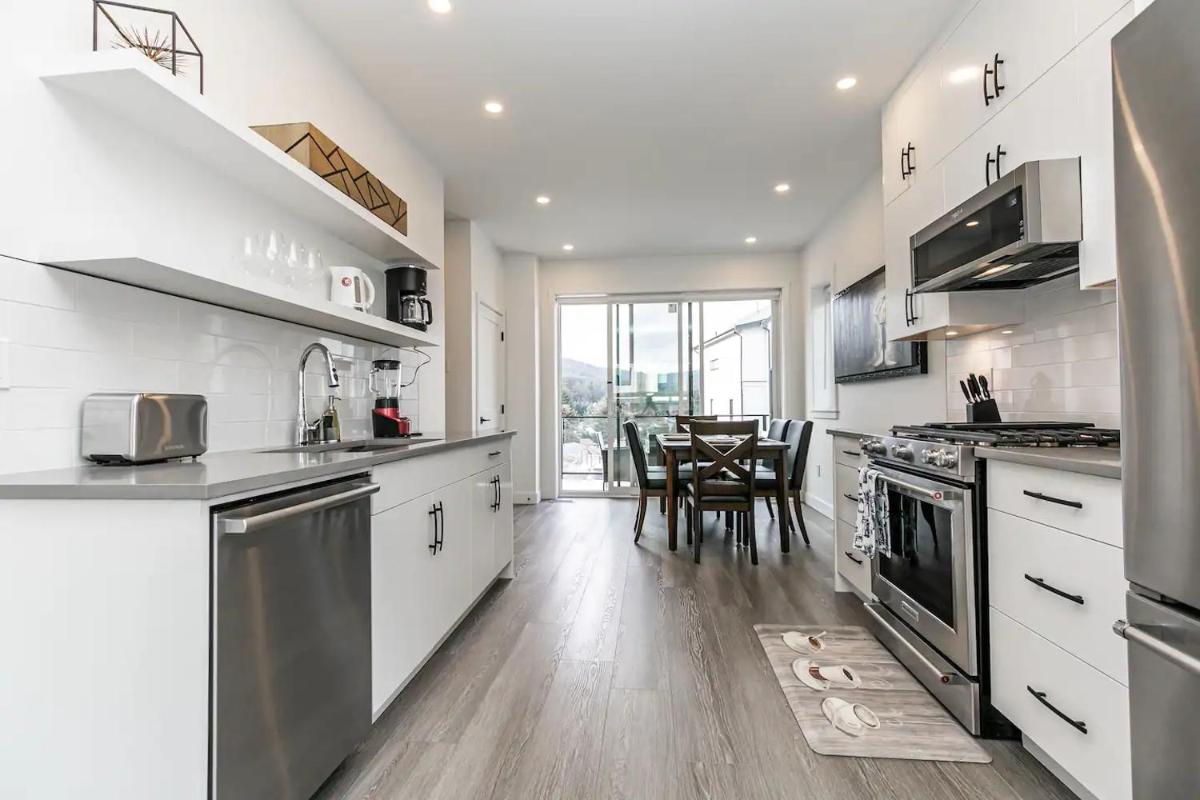 Modern 2BR Townhouse by shoreline of Langford Lake - Housity