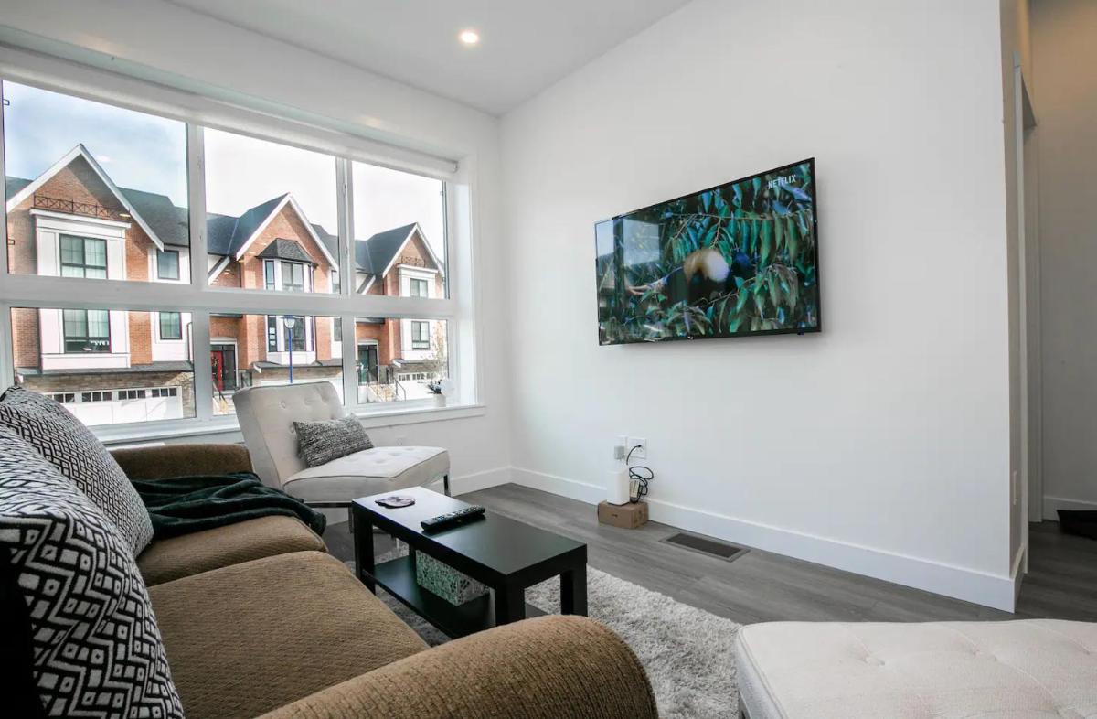 Modern 2BR Townhouse by shoreline of Langford Lake - Housity