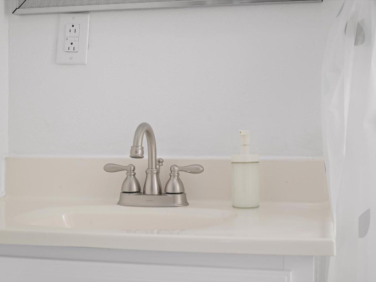 Bloomfield/Shadyside @H Spacious and Quiet Private Bedroom with Shared Bathroom - Housity