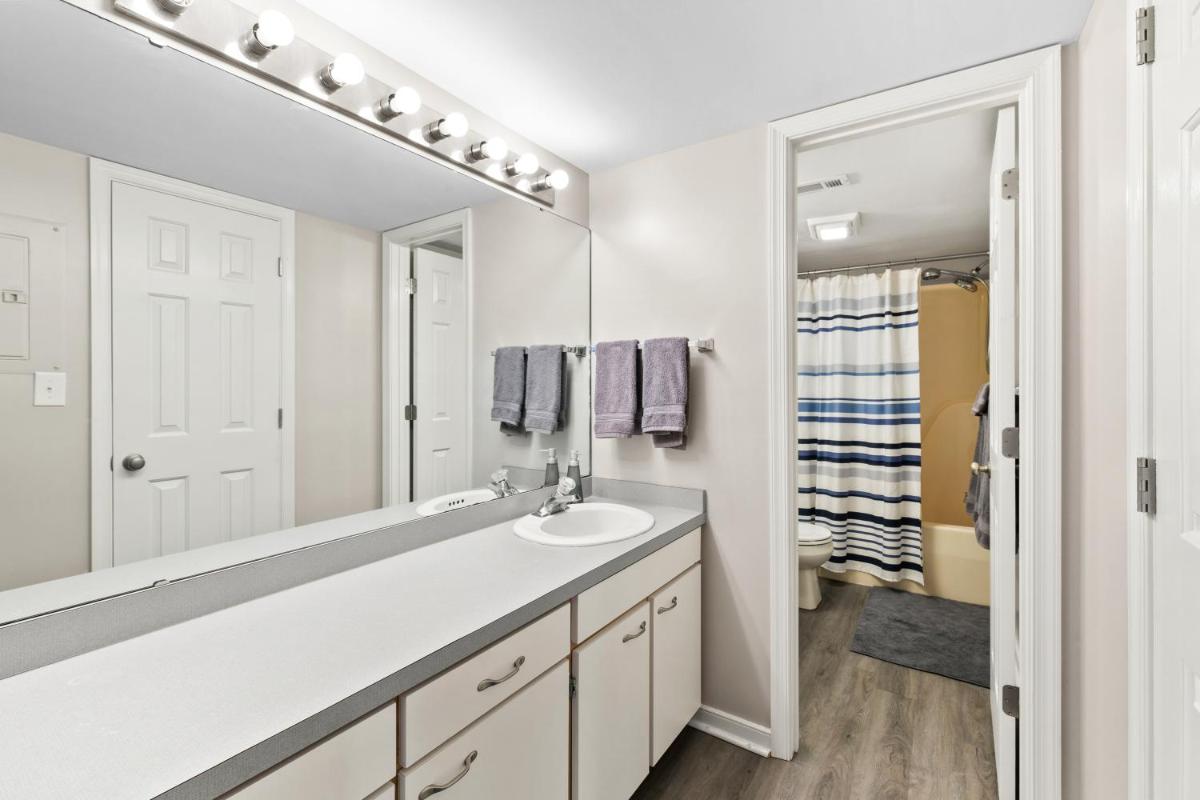 2BR comfort in the C'ville woods - Housity