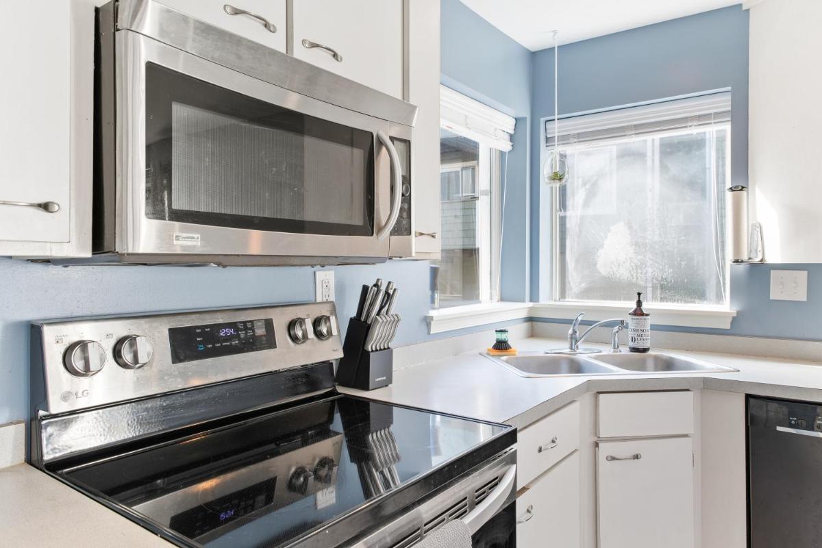 2BR comfort in the C'ville woods - Housity