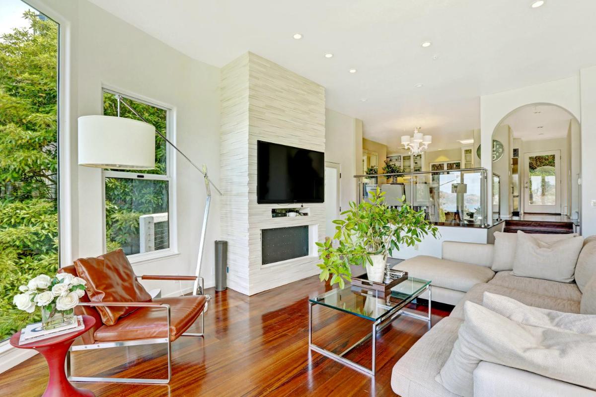 Bright Sausalito Home with Panoramic Bay Views - Housity