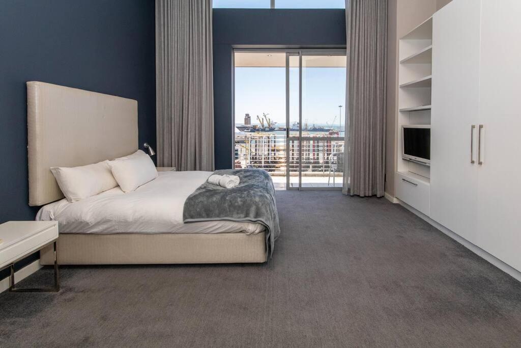 Luxury 2 bed apart 515 Harbour Bridge, Dockrail Road, Foreshore, Cape Town, 8001, - Housity