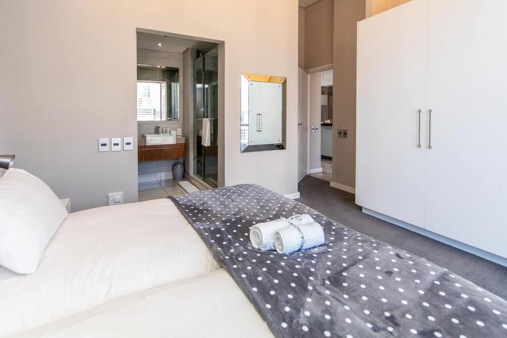 Luxury 2 bed apart 515 Harbour Bridge, Dockrail Road, Foreshore, Cape Town, 8001, - Housity