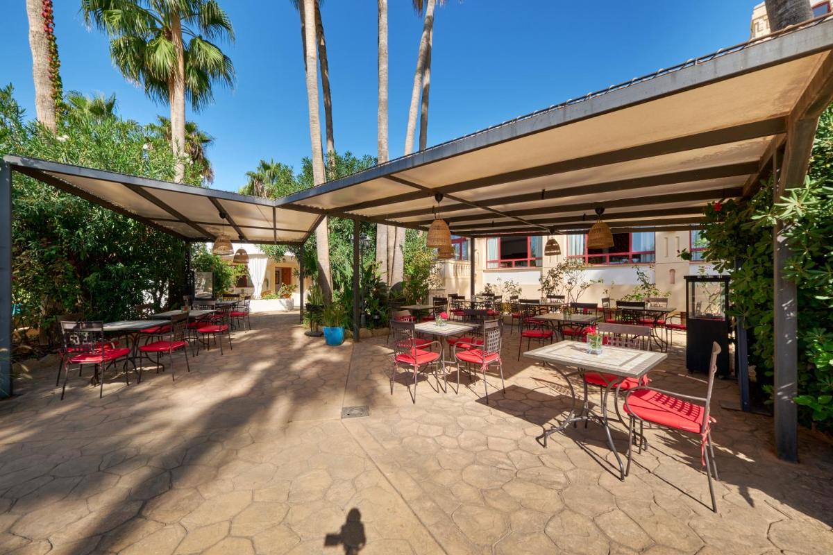 Un restaurante o sitio para comer en Hotel Ciutat Jardi