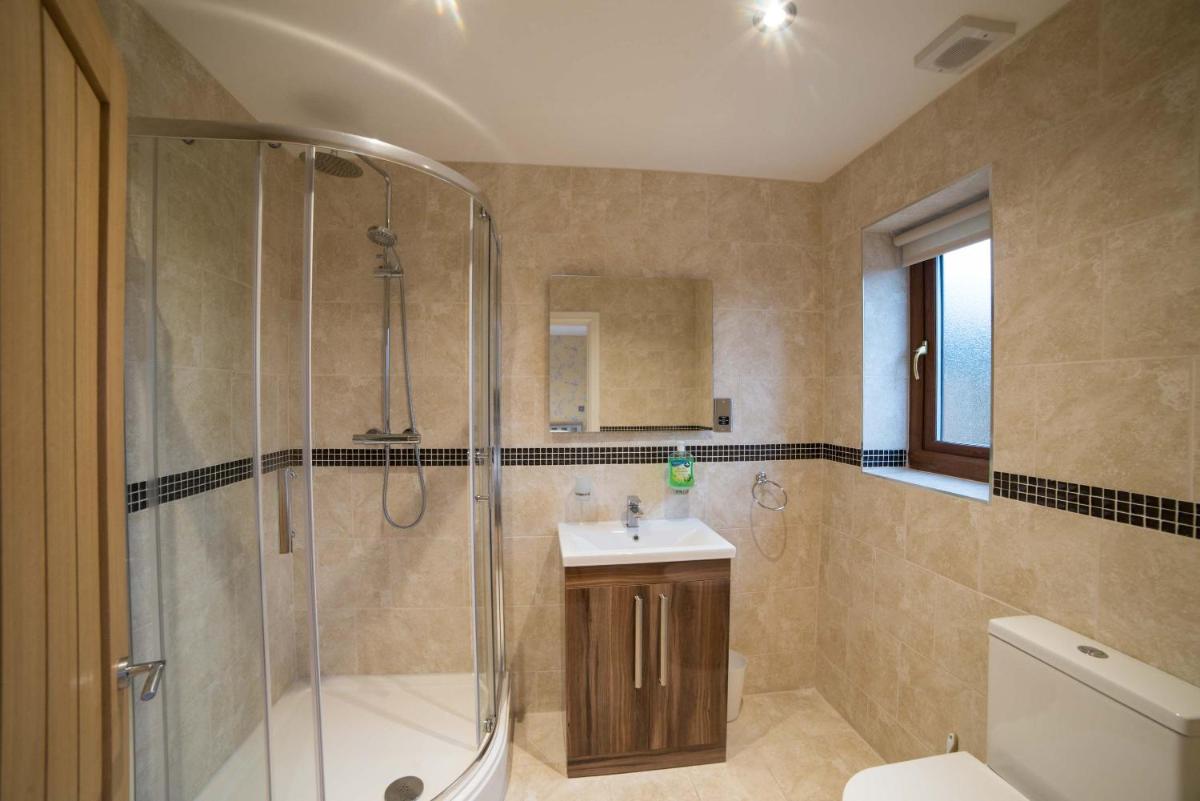 Hawthorn 17 Hot Tub - Housity