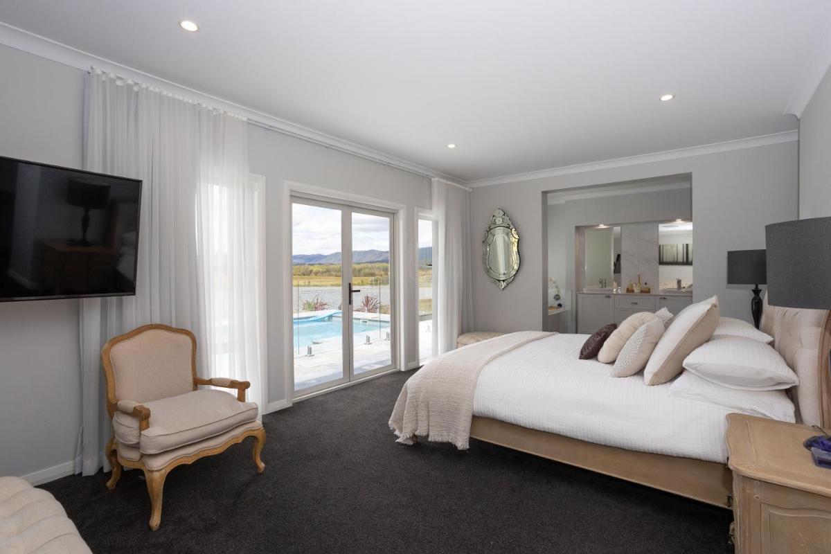 Soulful Grande Manor with Mineral Pool - Housity