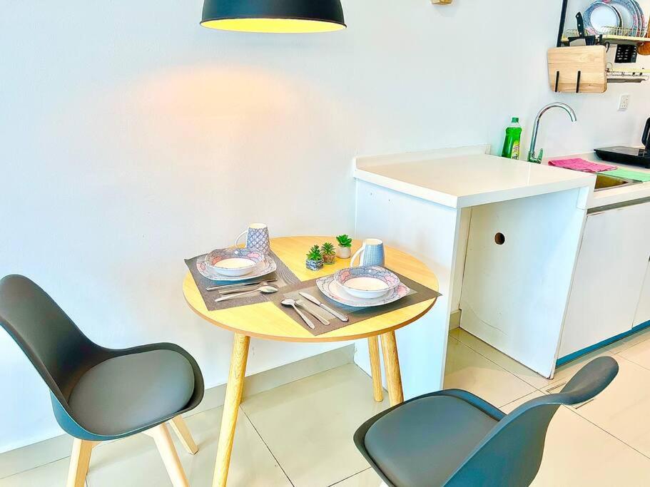 H 1-5 pax Cozy house 3 Bed Trefoil Setia Alam Wifi and TV SCCC - Housity