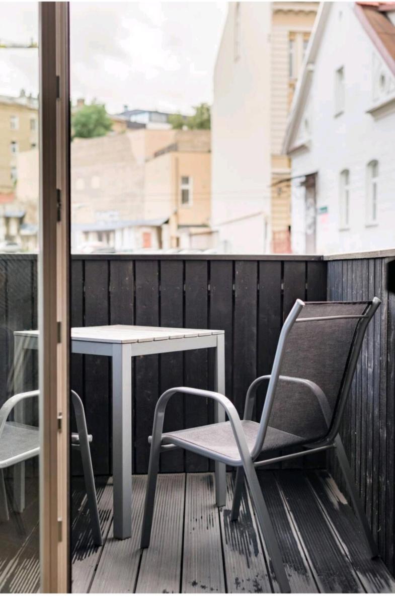 Brand New Old Town Park Apartment & Balcony - Housity