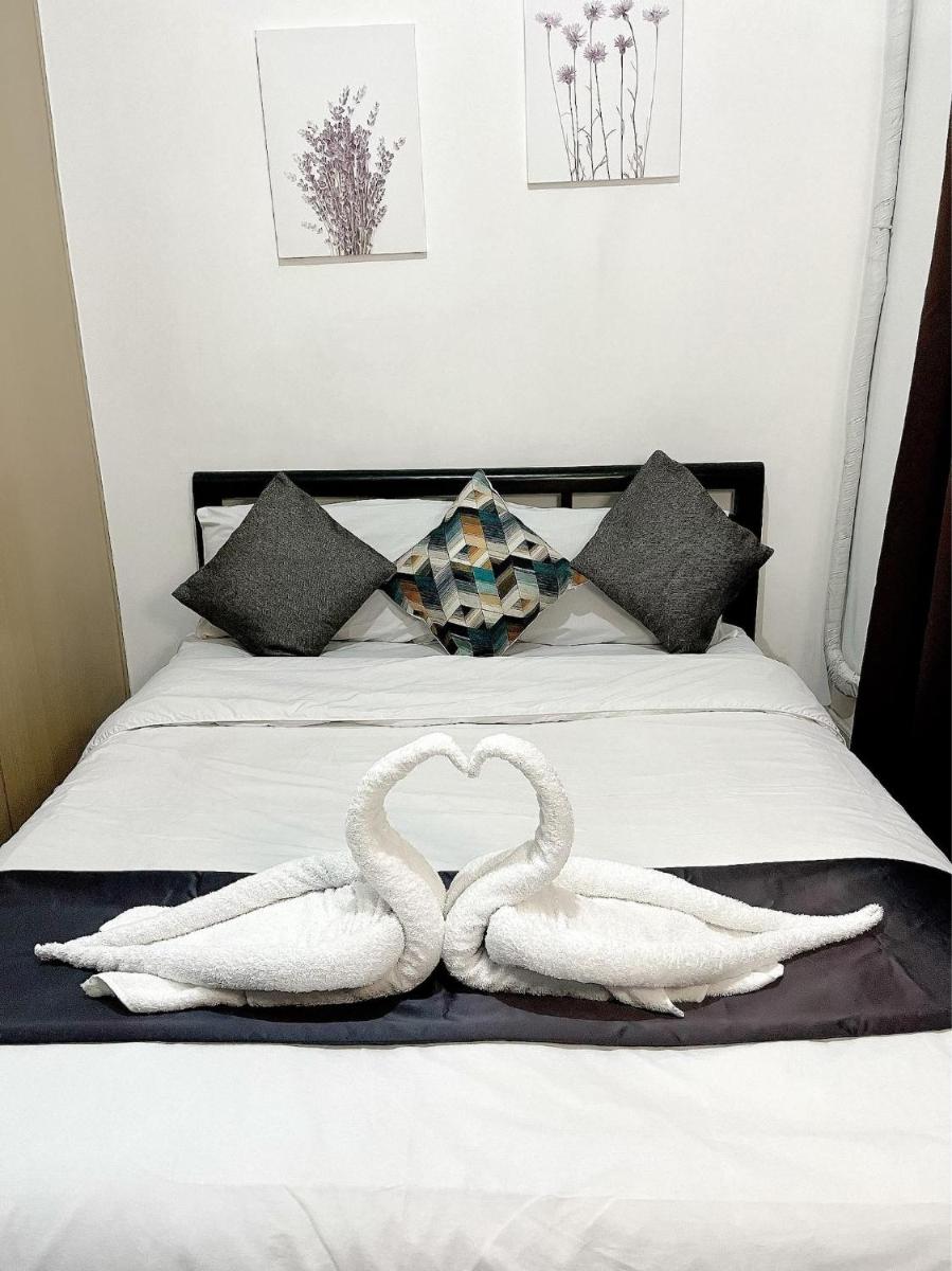 Chic and Cozy 1BR Unit with WIFI and Queen Size Bed - Housity