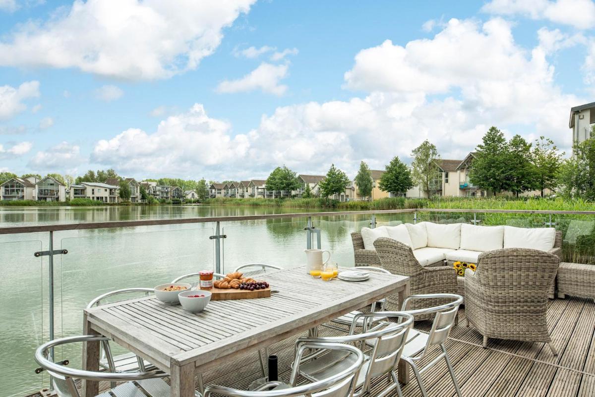 Lakeside property with hot tub Barn Owl HM08 - Housity