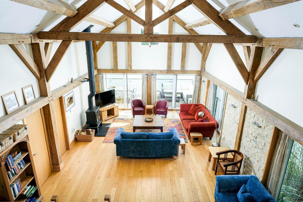 Lakeside property with hot tub Barn Owl HM08 - Housity