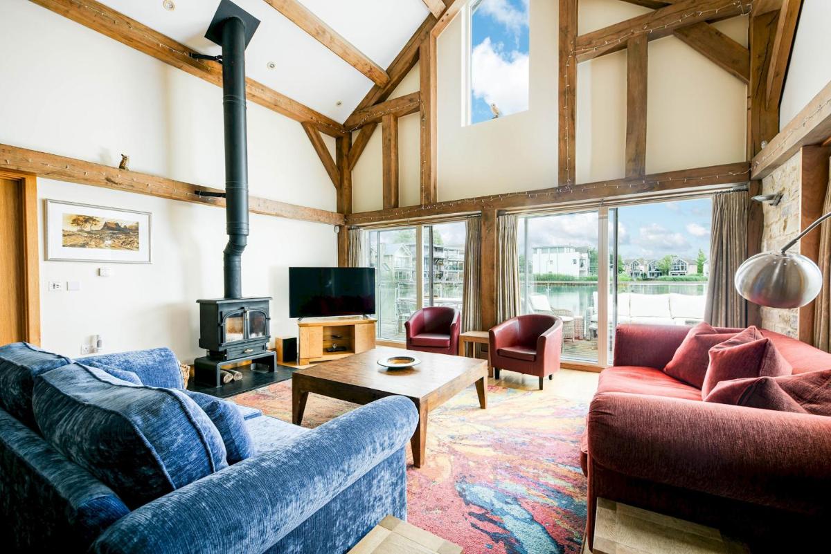Lakeside property with hot tub Barn Owl HM08 - Housity