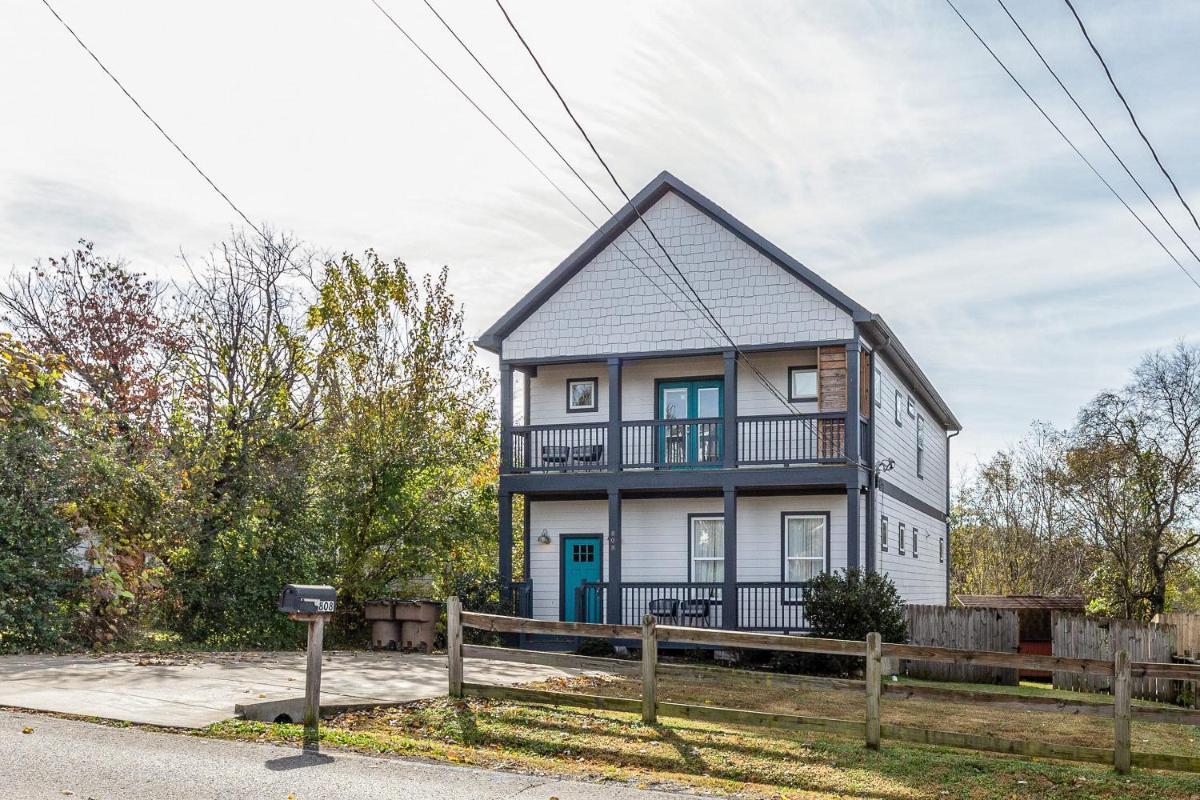 Huge Private House- No Shared Walls Private Backyard - Housity