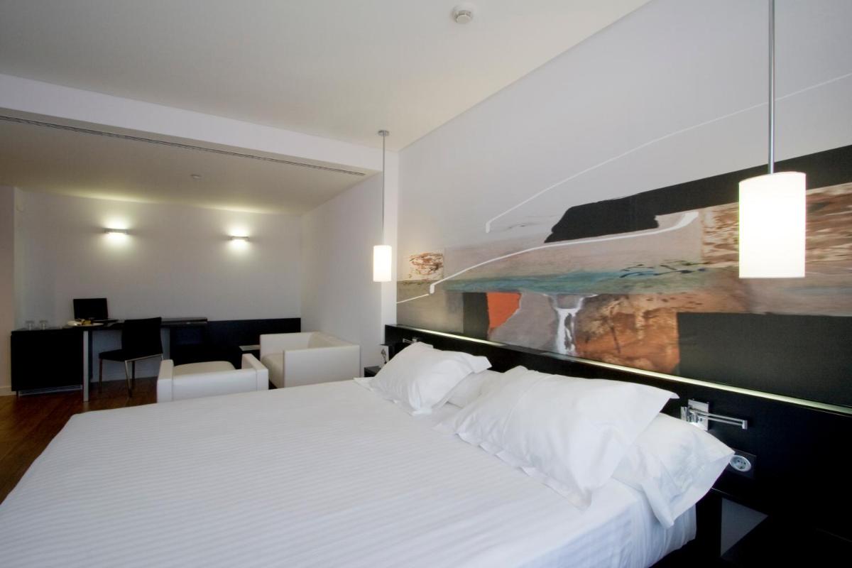 Cama o camas de una habitación en Axor Barajas