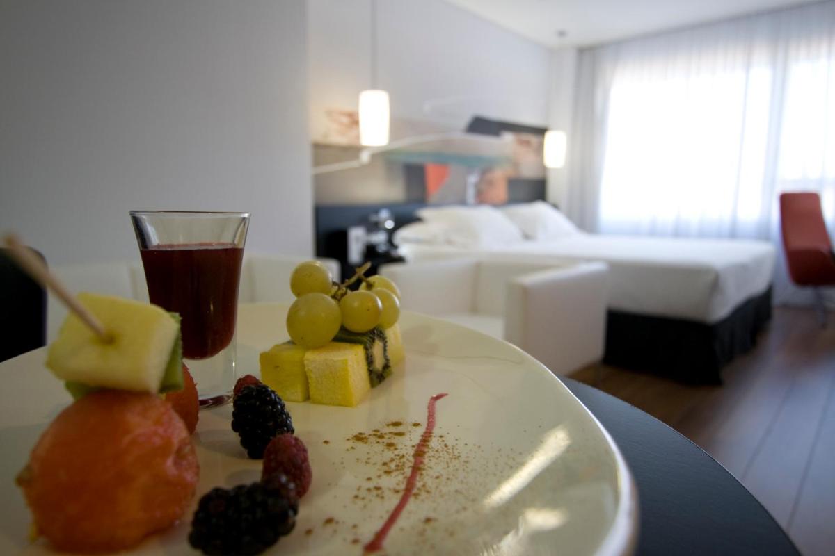 Cama o camas de una habitación en Axor Barajas