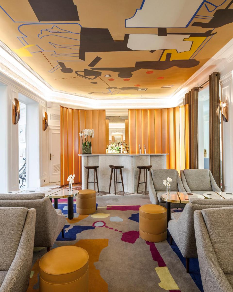 un salon avec un canapé et une table dans l'établissement Hôtel Vernet Champs Elysées Paris, à Paris un salon avec un canapé et une table dans l'établissement Hôtel Vernet Champs Elysées Paris, à Paris