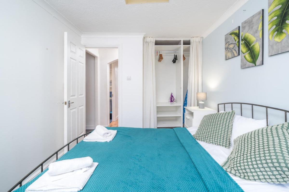 Crawley 1-Bedroom Pet Friendly Apartment - Housity