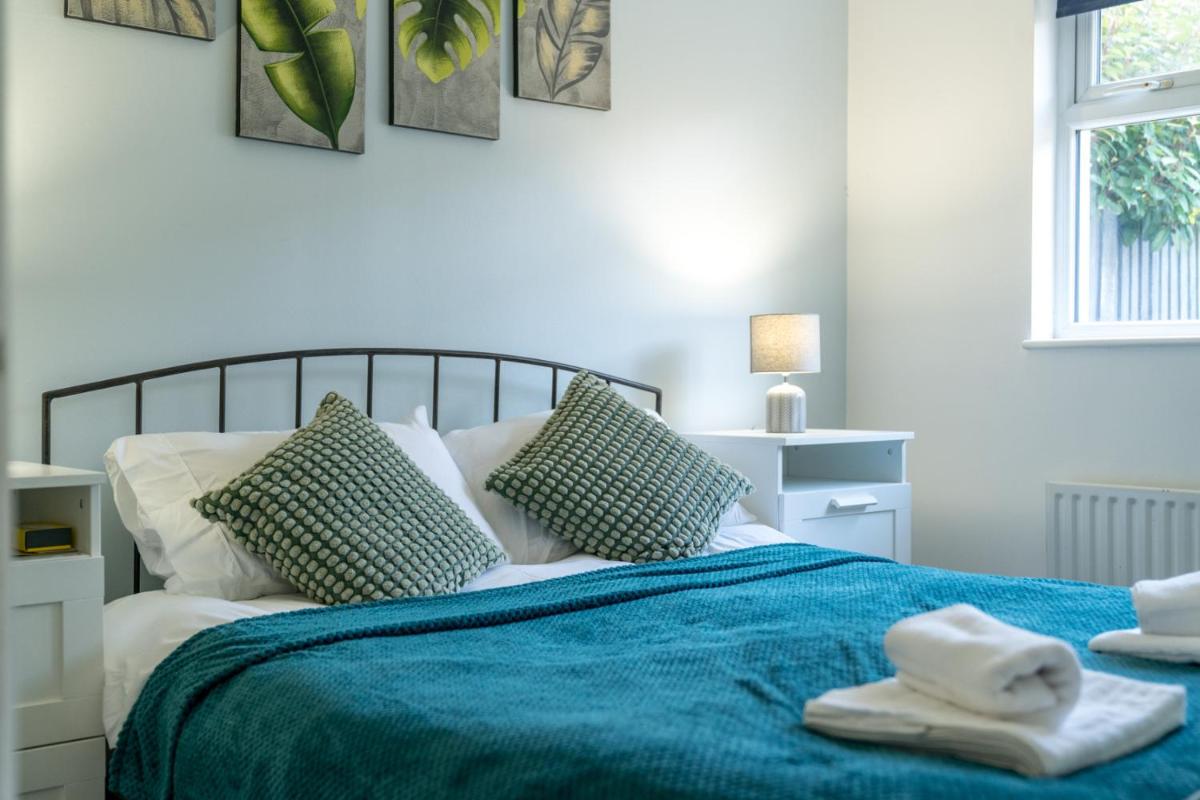 Crawley 1-Bedroom Pet Friendly Apartment - Housity