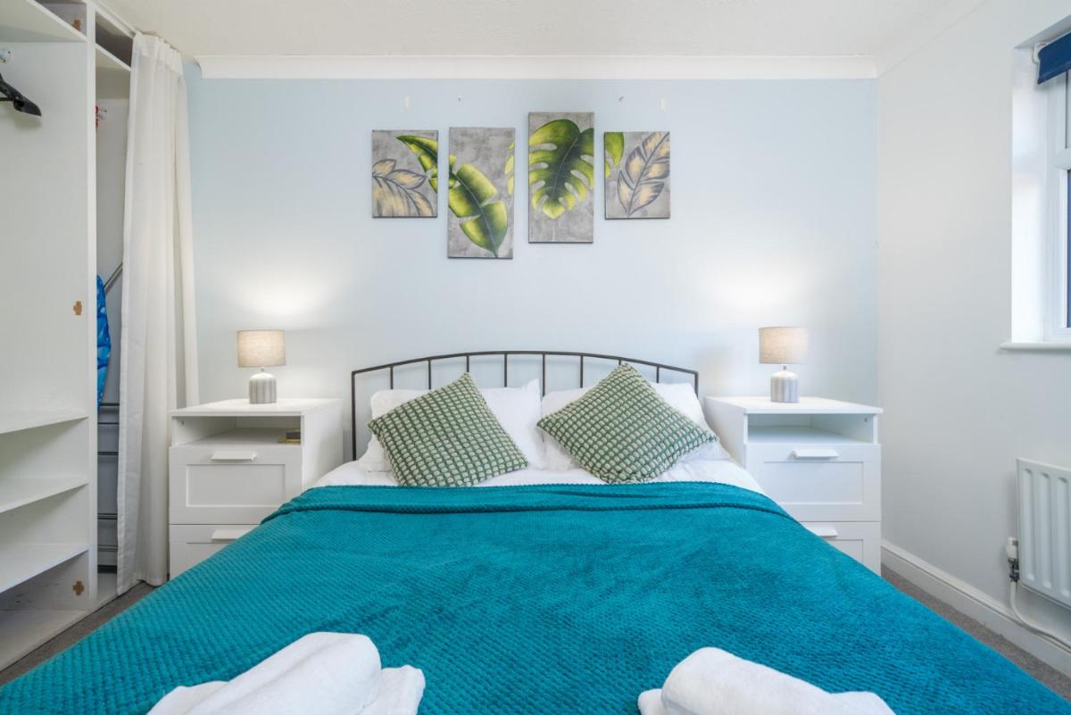 Crawley 1-Bedroom Pet Friendly Apartment - Housity