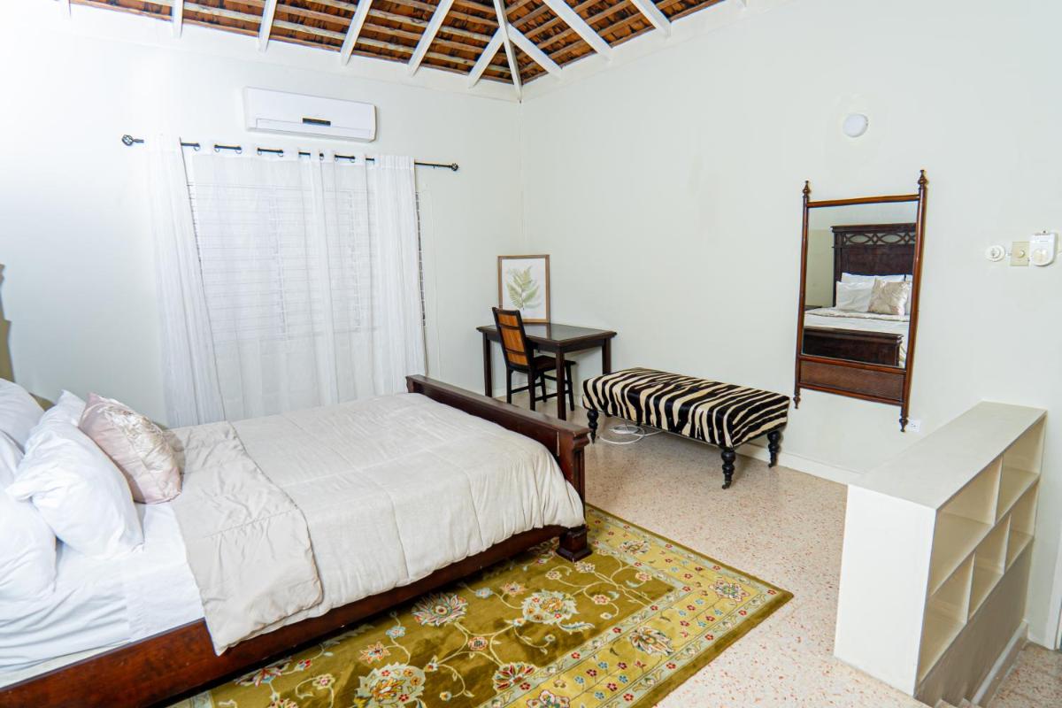Teeview Montego Bay - Holiday House with private garden & pool - Housity