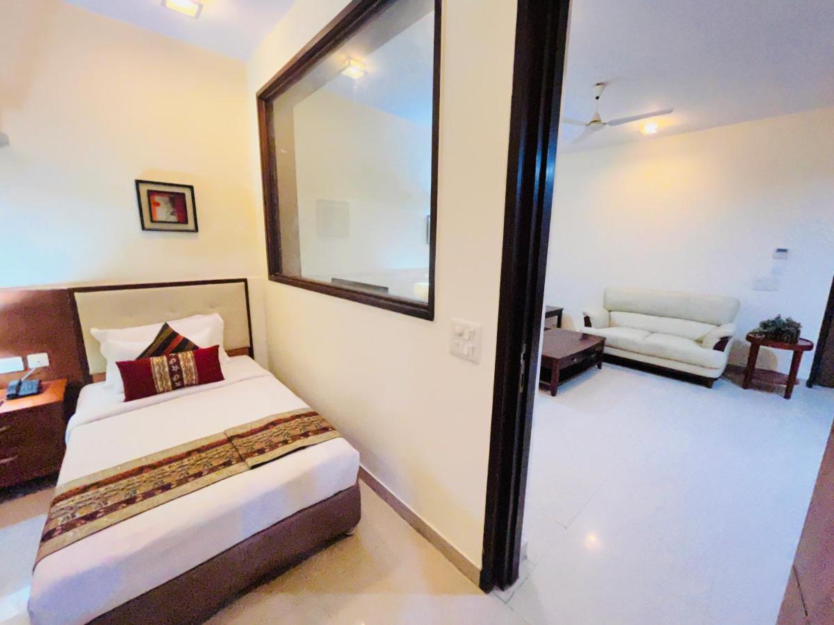 Hotel Signature Suites, Noida Sector 51, couple friendly - Housity