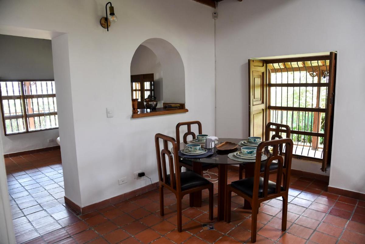 Colonial country house within the city - Housity