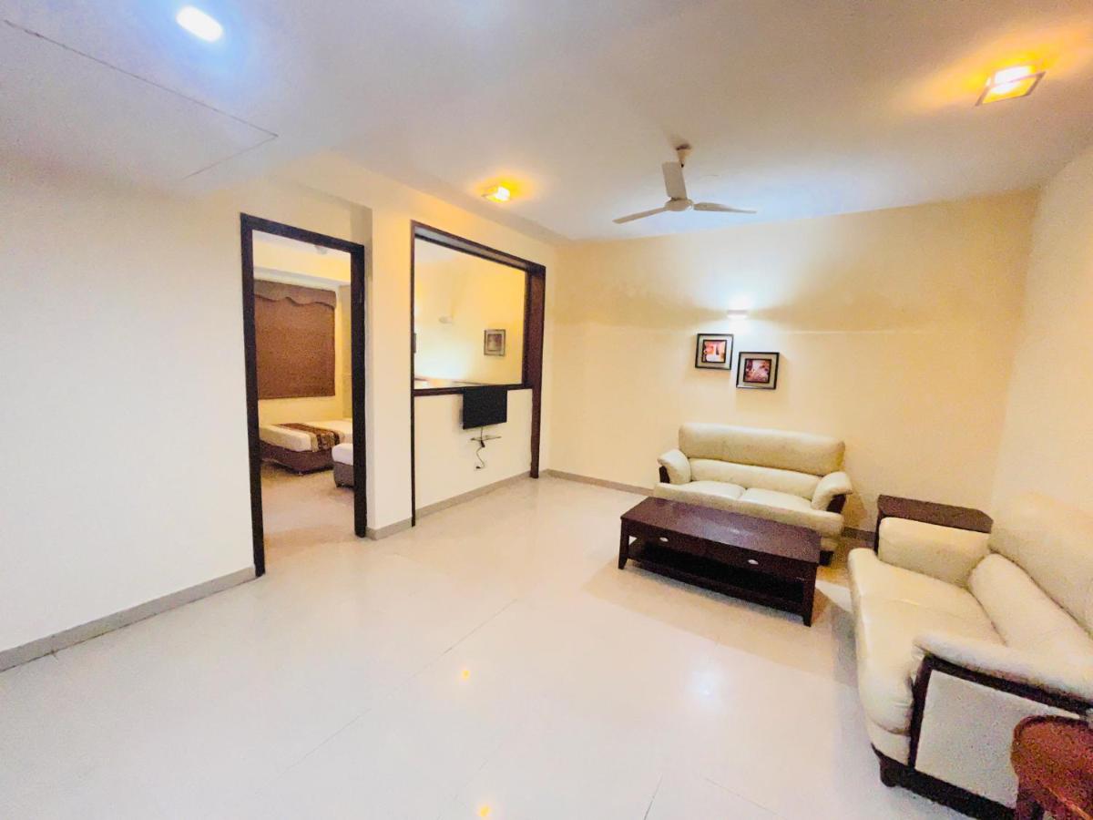 Hotel Signature Suites, Noida Sector 51, couple friendly - Housity