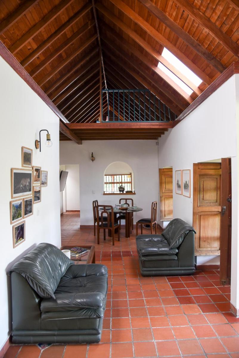 Colonial country house within the city - Housity