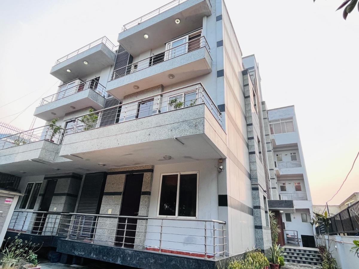 Hotel Signature Suites, Noida Sector 51, couple friendly - Housity