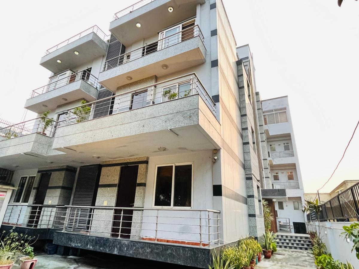 Hotel Signature Suites, Noida Sector 51, couple friendly - Housity
