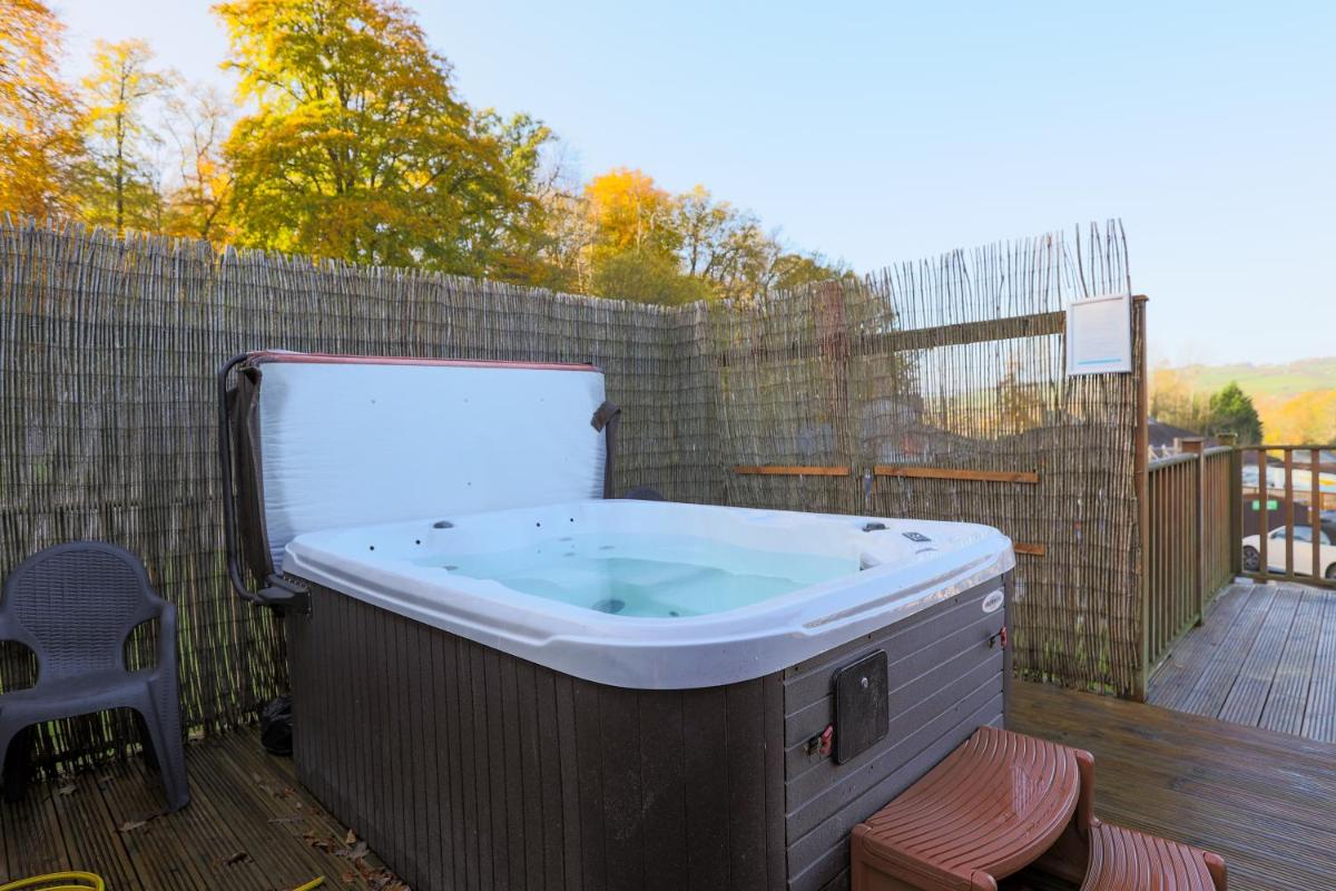Devon Bliss Pool View Lodge at Finlake Resort & Spa - Housity