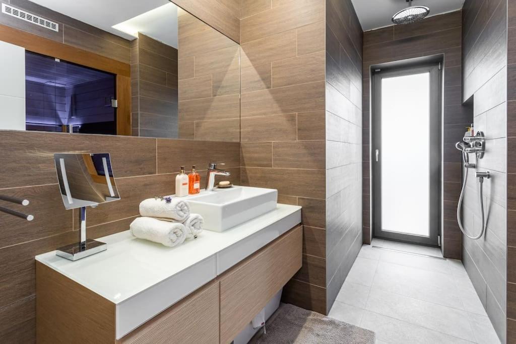 ESCAPE THE ORDINARY (Sauna & Jacuzzi) - Housity