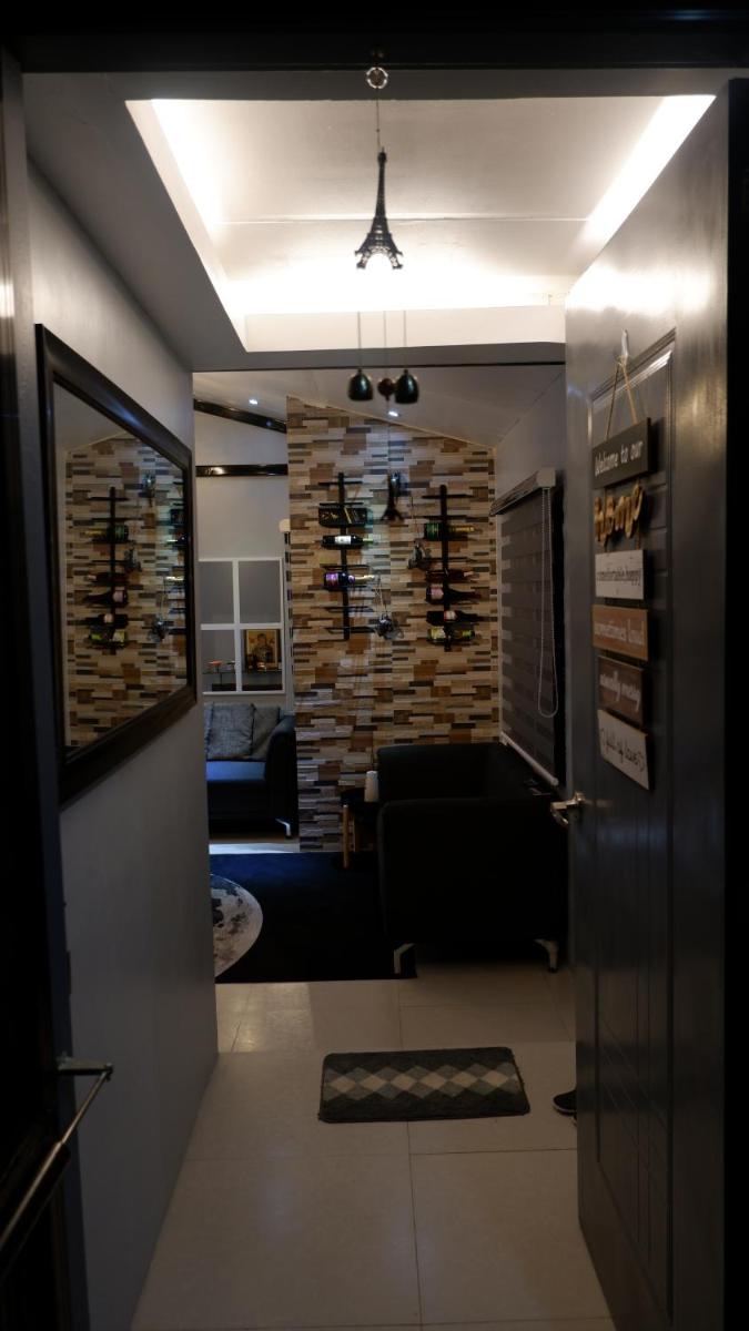 Lax Uno 2 bedroom home with Parking, Wi-Fi, NetFlix and Airconditioned Rooms and Shower Heater - Housity