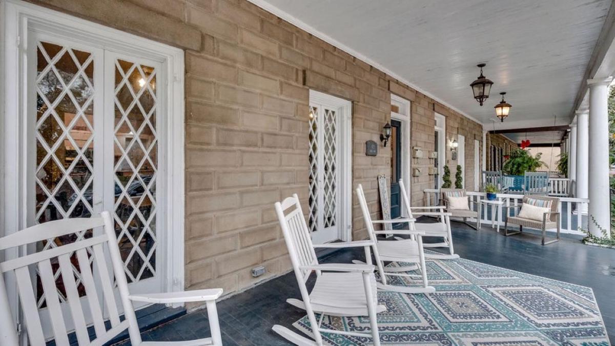 Comfortable Escape in Historic Downtown Savannah - Housity