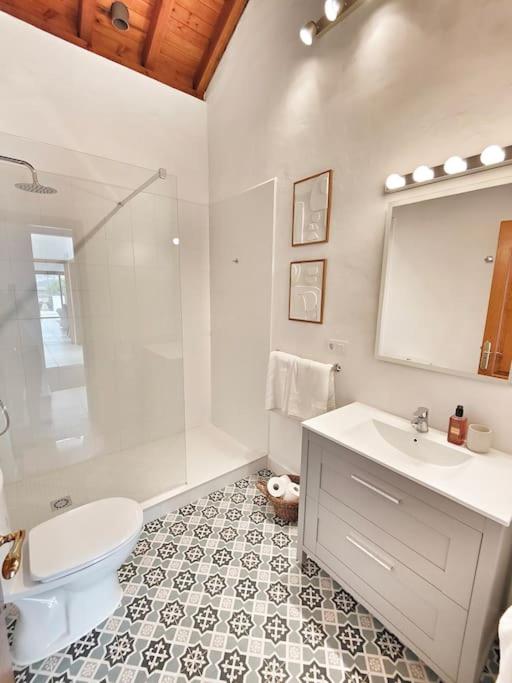 No 2. Stunning 4-Bedroom Villa with Large Pool - Housity